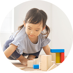 積み木で遊ぶ子ども