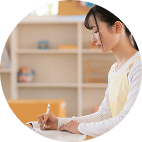 仕事をする保育士